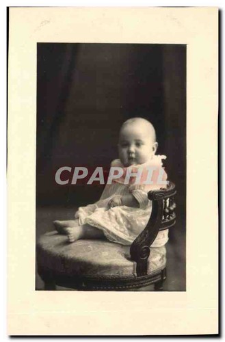 Bébé assis sur une chaise