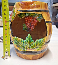 Lampe en céramique forme de tonneau décor grappe de raisin