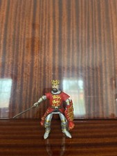 figurine papo  roi médiéval avec cape rouge et couronne dorée avec armure 