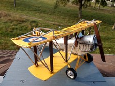 Gros avion en métal finition