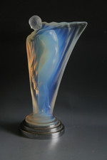 FIGURINE EN VERRE OPALESCENT