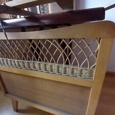 Ancien lit enfant en bois et osier tressé de 1960 vintage EN MAIN PROPRE.