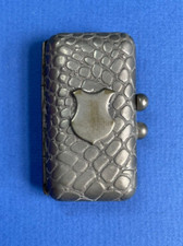 PETITE BOITE METALLIQUE - écusson, motif "croco" - XIXème