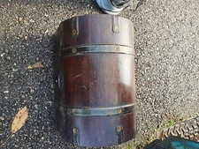 Ancien petit coffre en bois Sculpté avec quelques égratignures 