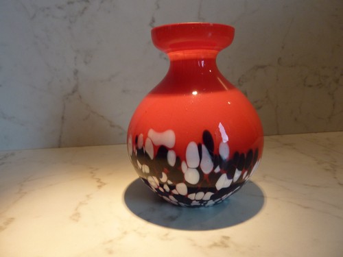 Joli vase rouge tacheté.Verre