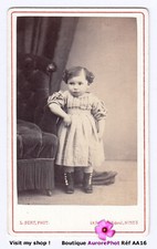 JEUNE ENFANT EN POSE PRÈS