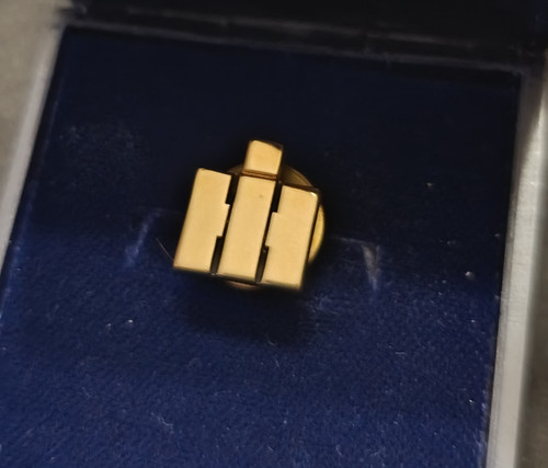 Ancien pin boutonniere ih - pin's,