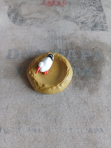 Cigogne assise avec nid - cigogne,