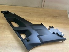 UN CACHE CARENAGE GAUCHE