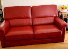 A vendre 2 CANAPÉS 3 places en Cuir Vachette de Couleur Rouge En très Bon État 