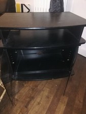 meuble tv noir en bois avec 2 portes en verre pour rangement