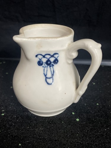 Petit pot lait en faience - pot,