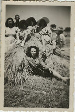 PHOTO ANCIENNE - VINTAGE SNAPSHOT - GROUPE FOIN CHAMPS MEULE MODE GAG DRÔLE