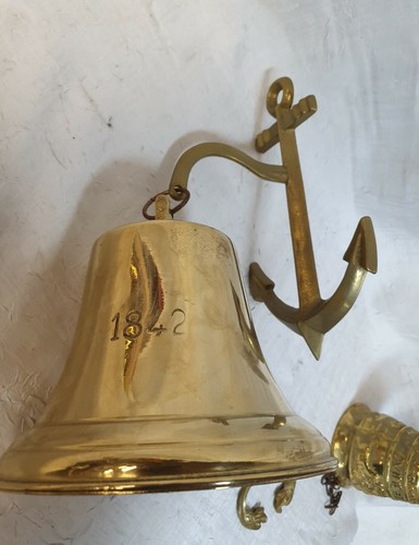 Grosse cloche ancienne - , en