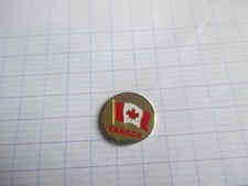 pin's  DRAPEAU CANADA SUR ROND DORE