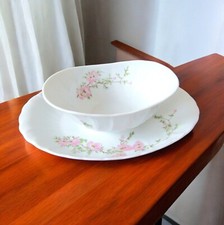 Limoges. Bernardaud. Saucière en porcelaine décor fleurs modèle Amandine