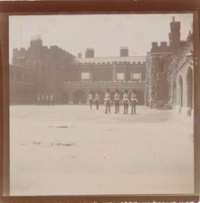 Snapshot 1902 Palais Saint-James cour policiers bobbies tenue militaire Londres