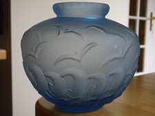 ANCIEN VASE VERRE MOULER BLEU DEPOLI MOUETTES MER VAGUES ht 15 cm STYLE ART DECO