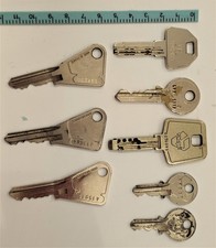 8 clés porte , cadenas 