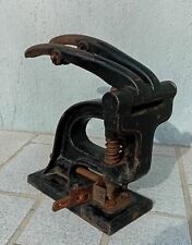 ancienne machine à sertir les œillets de chaussure de cordonnier - outil du cuir