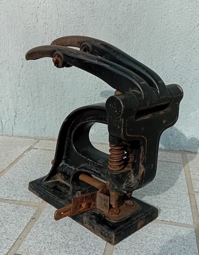 Ancienne machine sertir les - machine,
