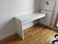 Bureau IKEA MICKE avec rangements – État neuf – Prix négociable
