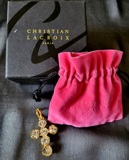 CHRISTIAN LACROIX pendentif croix en métal doré et strass Vintage Ch. Lacroix