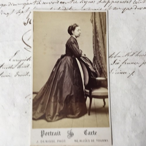 Photo femme crinoline coiffure - photo,