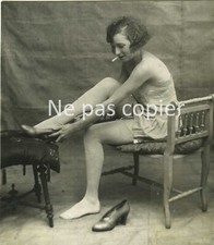 FEMME dévêtue à la cigarette vers 1930 bas porte-jarretelle