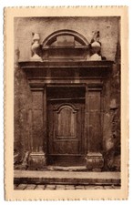 le vieux grenoble ,rue du four ,ancienne porte du couvebt des ursulines