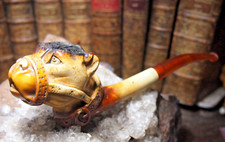 GROSSE PIPE SCULPTEE EN ECUME DE MER  représentant un bulldog avec muselière,