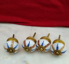 4 ANCIENS BOUTONS EN