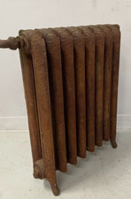 Radiateurs Ancien Fleuri  En Fonte de fer  comportant huit lames . XX siècle .