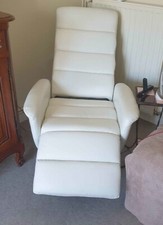 FAUTEUIL RELAX EN CUIR BLANC. Plusieurs positions allongées. À retirer sur place