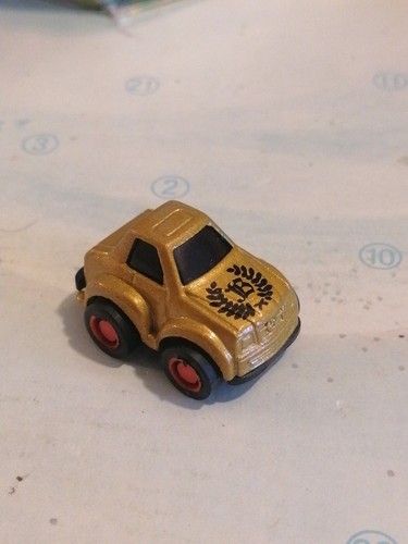 Voiture miniature doré - miniature,