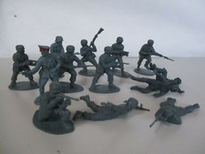 DV8872 LOT DE SOLDATS ALLEMANDS WWII PLASTIQUE A PEINDRE BON ETAT