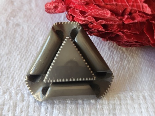 Bouton vintage triangle volume
