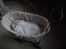 Berceau alsacien osier avec habillage et literie, ancien et encore en bon état