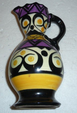 beau pichet à motifs