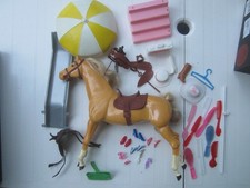 Cheval Barbie plus objets