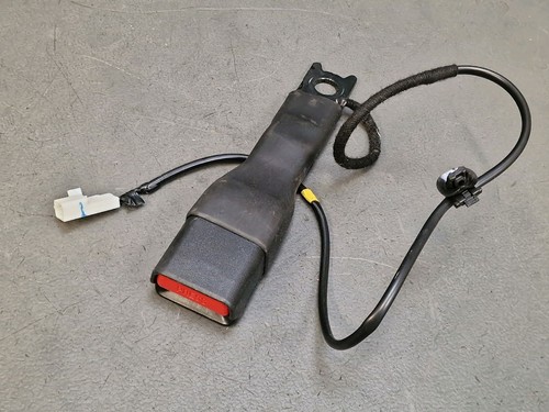 Attache ceinture avant gauche