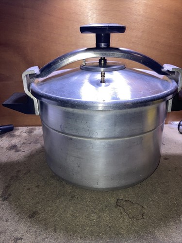 Ancienne cocotte minute - (d47),