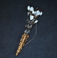 Broche pique-à-chapeau vintage - cornet en métal doré