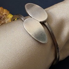 Bracelet jonc moderniste