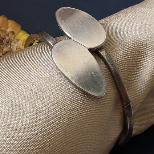 Bracelet jonc moderniste