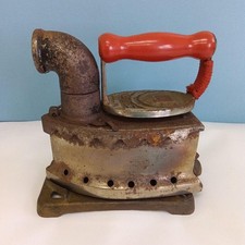 Fer à charbon avec planche à repasser, rétro, ancien