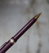 CHARMANT STYLO BILLE OMAS 555 - F EN RESINE BORDEAUX & PL. OR 18 CARATS