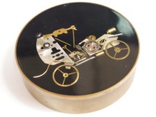 Ancienne boîte avec voiture