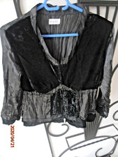 Chemisier velours noir tissu froissé gris avec volants