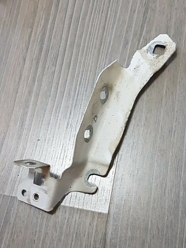Support fixation aile avant